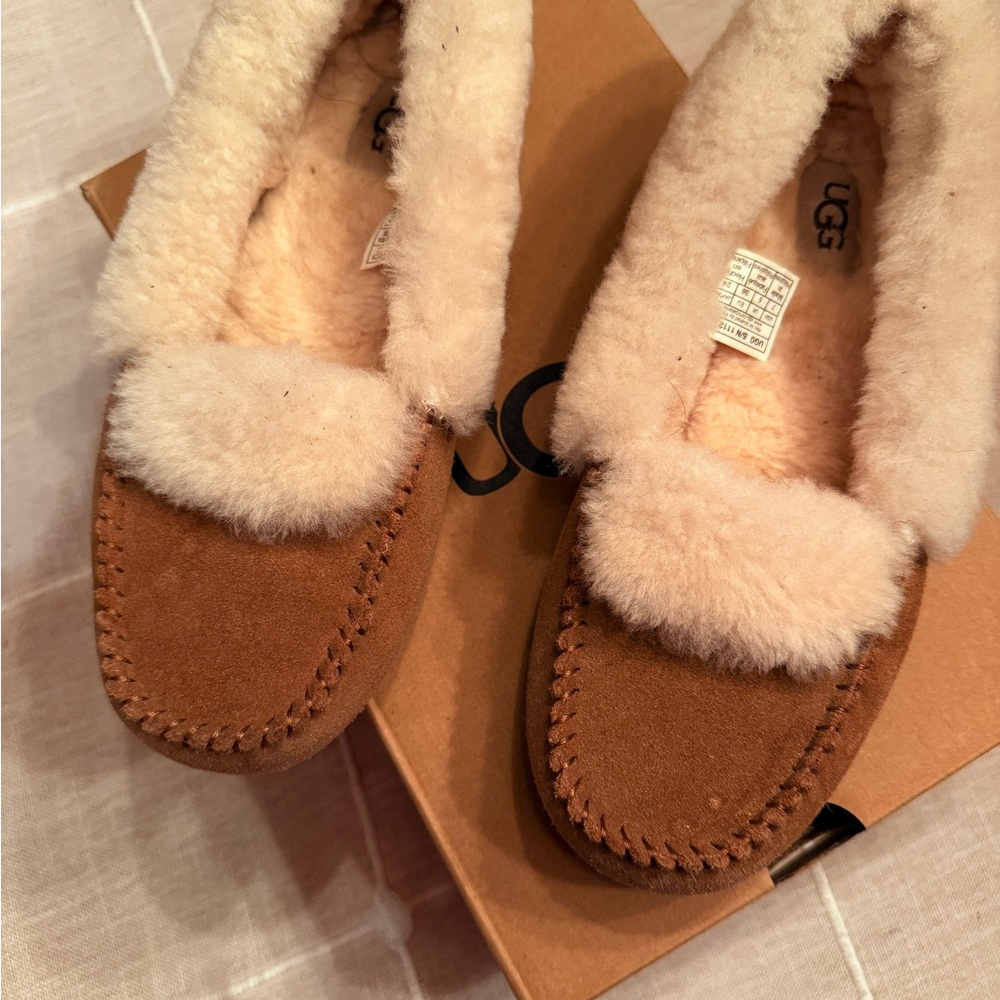 Ugg Moccasins- Slippers New Size 7- Tan Shearling Women's - Picture 3 of 5